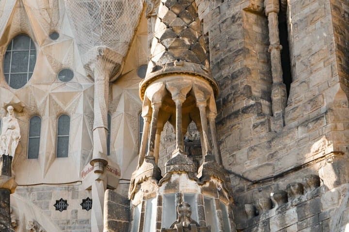 Barcelona Guided Tour in Park Guell Quick Access and Official Guide