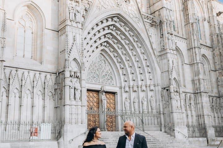 Barcelona: Private Photoshoot Sagrada Familia Park Guell Gothic