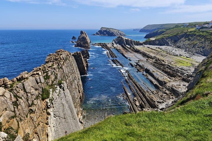 Scenic Hikes along Costa Quebrada