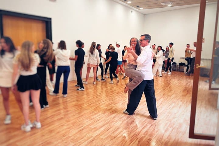 Barcelona Tango lesson with Pros & drinks + AC to beat the heat!