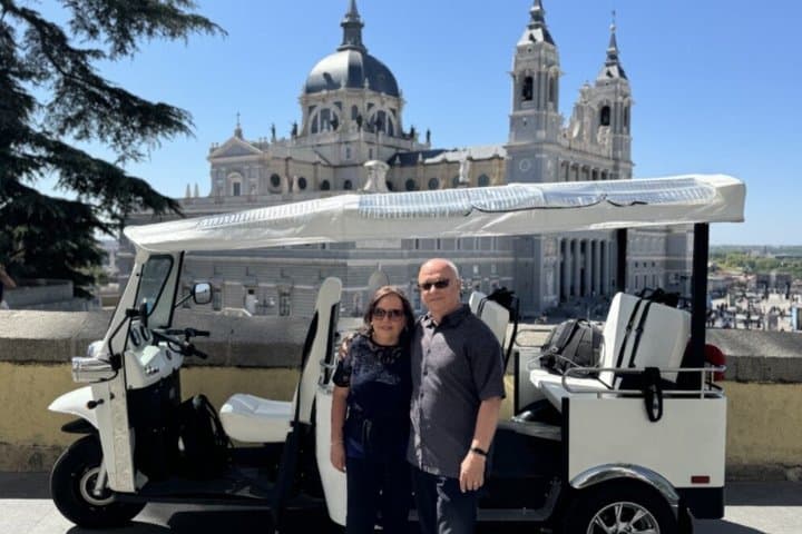 The maximum of Madrid in the minimum time: Tour in Tuk Tuk Eco