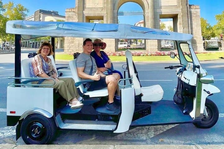 The maximum of Madrid in the minimum time: Tour in Tuk Tuk Eco
