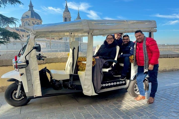 The maximum of Madrid in the minimum time: Tour in Tuk Tuk Eco