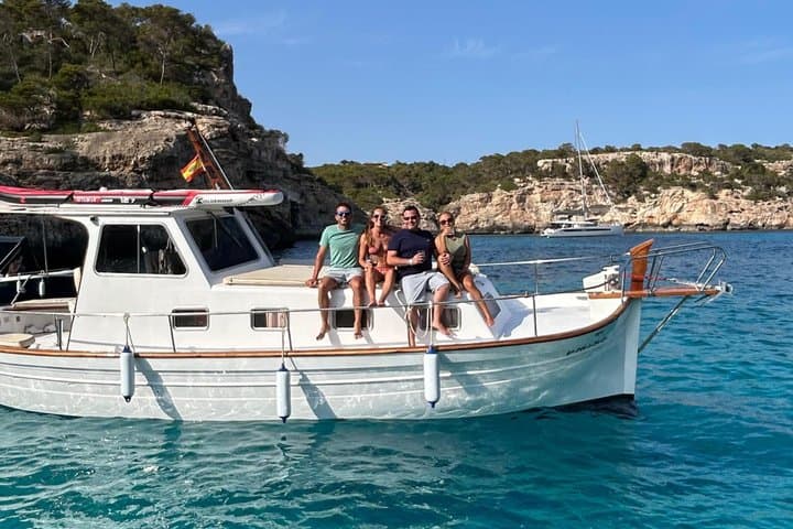 Private Tour in LLAÜT a Calo d’es Moro in 2 hours