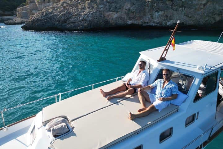 Private Tour in LLAÜT a Calo d’es Moro in 2 hours
