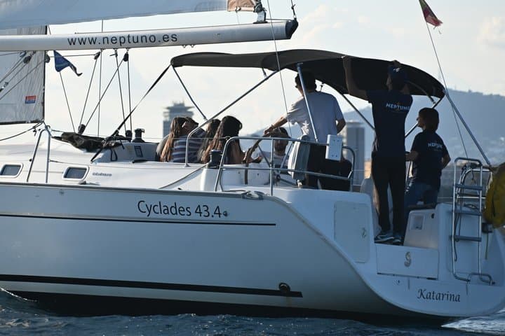 Private Sailing Tour of Barcelona with Drinks and Snacks