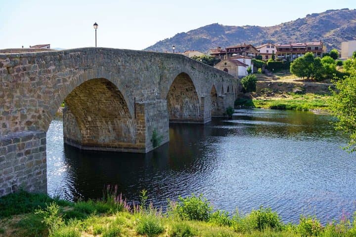 Hello Avila: Private 2-Hour Intro City Walk with Local Guide