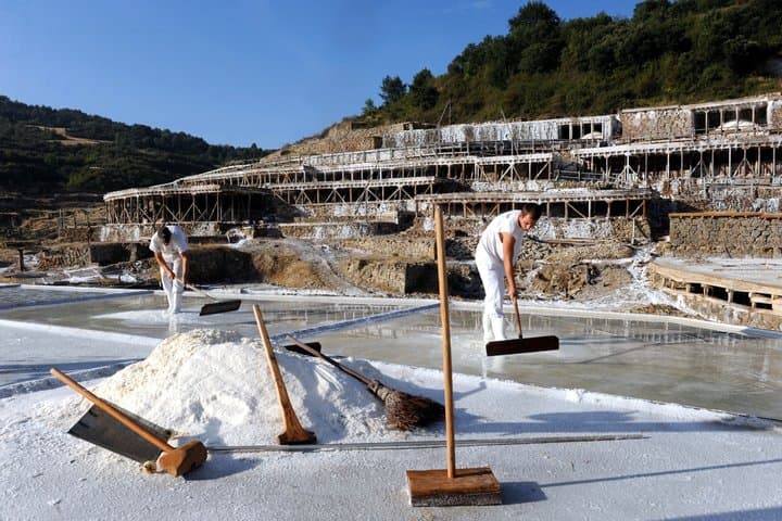 Vitoria Guided Tour and Añana Salt Valley