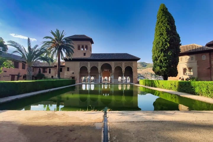Discover Granada : Alhambra Tour or Free Time from Malaga