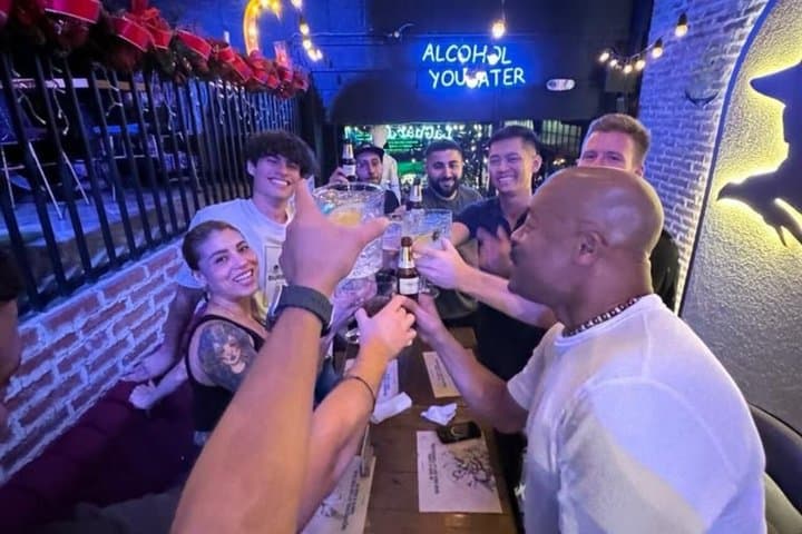 Barcelona: Pubcrawl with VIP entry to Rooftop and Nightclubs