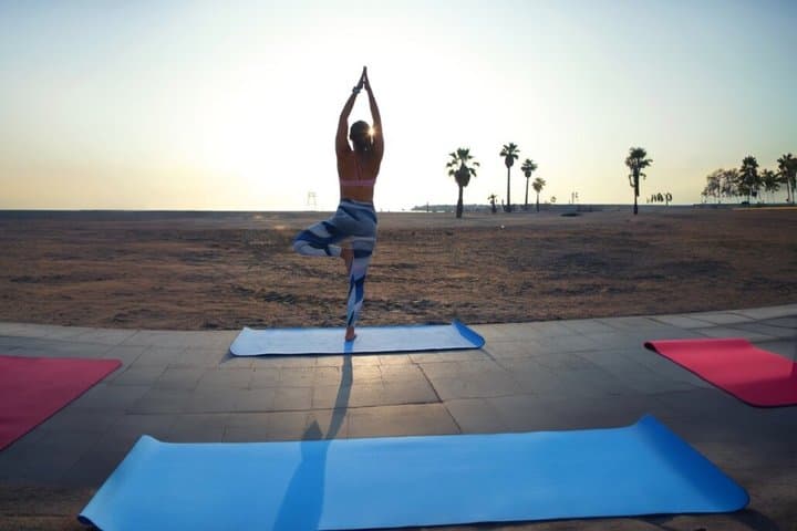 Yoga and Sailing Experience with Healthy Brunch in Barcelona