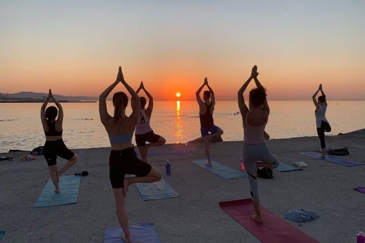 Yoga and Sailing Experience with Healthy Brunch in Barcelona