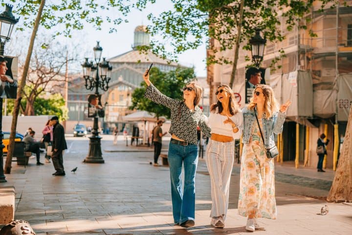 Premium Old Town & Picasso Museum Small Group Tour (6 People Max)