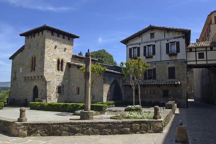 Guided Tour of Pamplona and Tasting of 4 Navarrese Wines