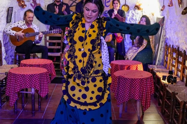 Flamenco Show in Zincalé Cave with Welcome Drink