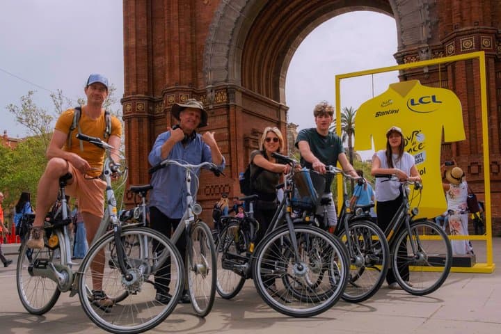 Barcelona: Top Highlights Bike Tour with Sagrada Familia