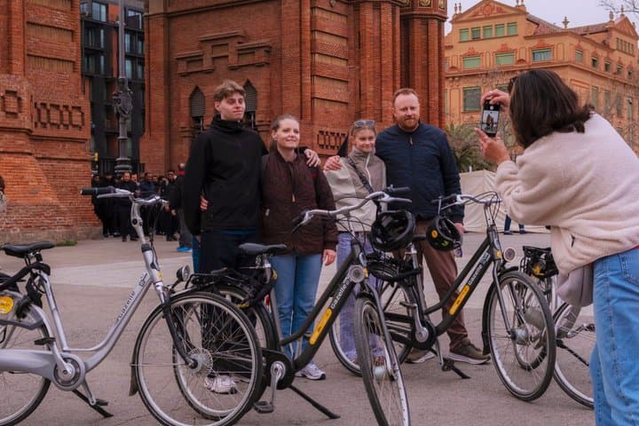 Barcelona: Top Highlights Bike Tour with Sagrada Familia