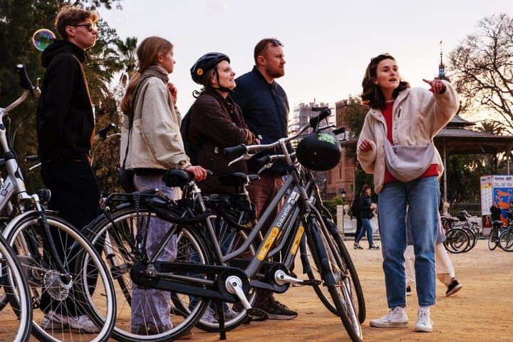 Barcelona: Top Highlights Bike Tour with Sagrada Familia