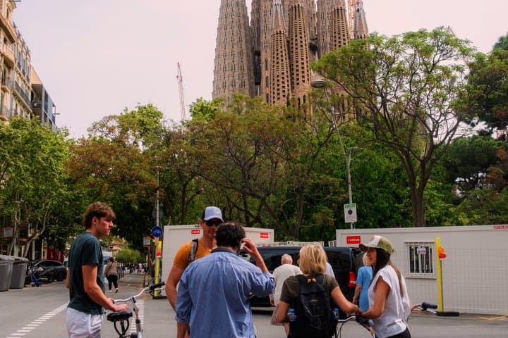 Barcelona: Top Highlights Bike Tour with Sagrada Familia