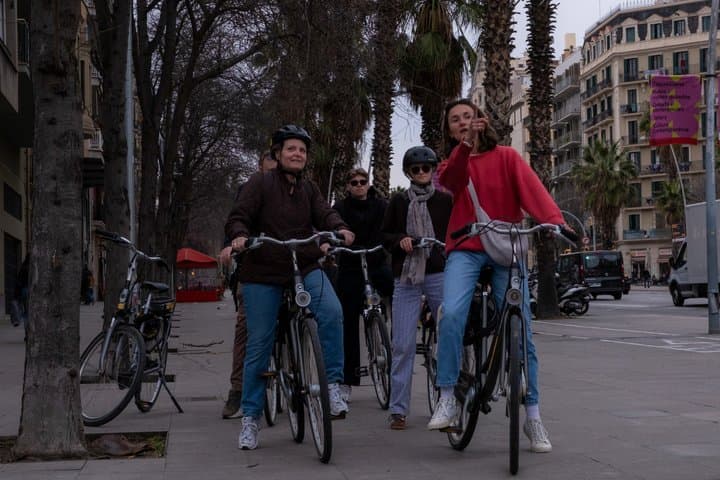 Barcelona Old Town and Seaside Bike Tour