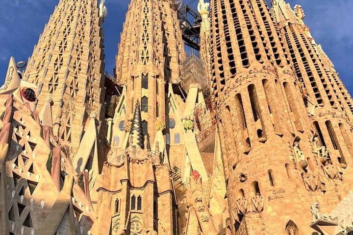 Sagrada Familia & Montserrat Small Group Tour with Hotel pick-up
