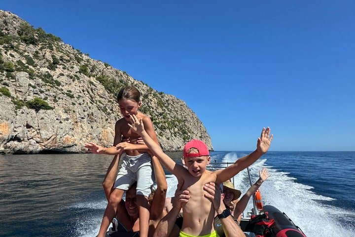 Alcudia: 3H Sightseeing, Sea Caves & Snorkel Speedboat Tour