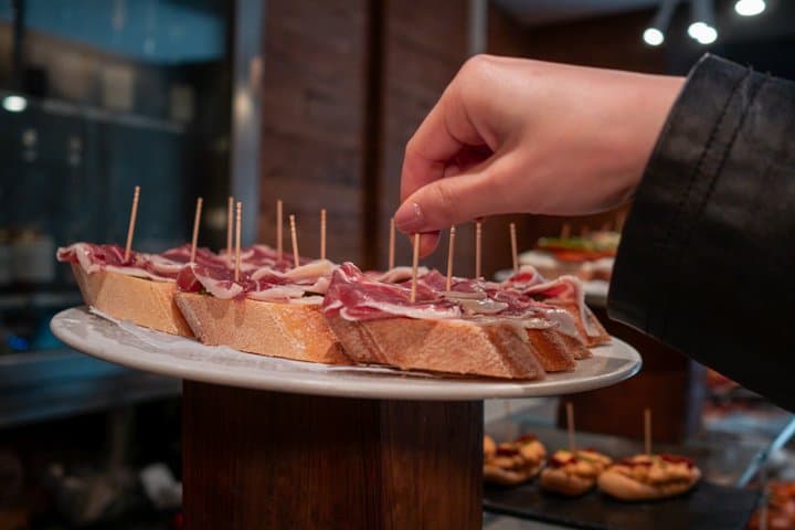 Barcelona: Gothic Quarter Tapas & Wine Small Group Tour