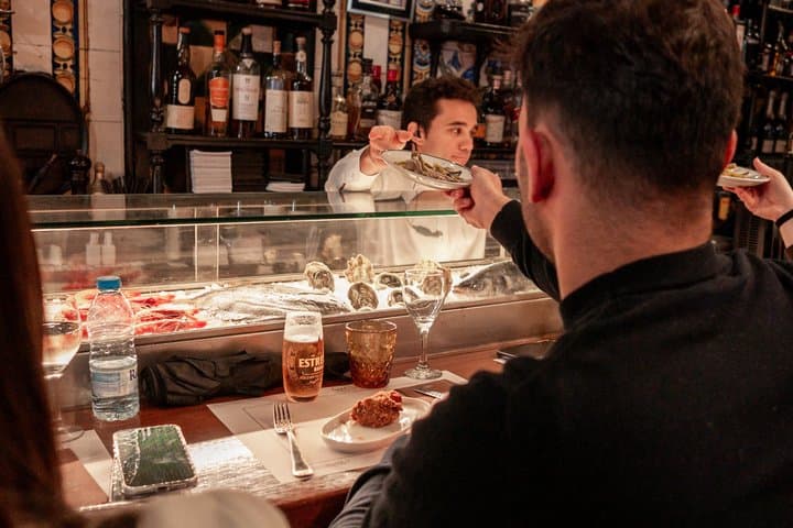 Barcelona: Gothic Quarter Tapas & Wine Small Group Tour