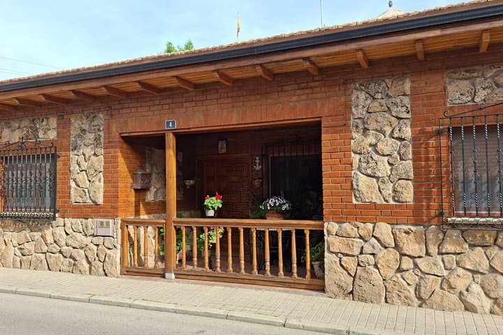 Historic Tour of Paracuellos de Jarama with Tapas