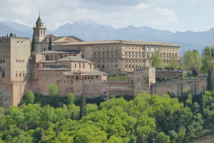 Guided tour surroundings Alhambra : Walls, Charles V Palace