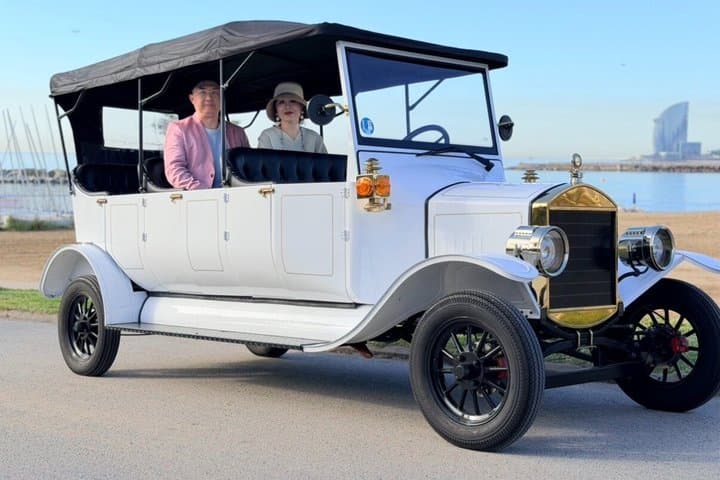 Guided Tour City, Park and Beach Barcelona Vintage Tuk Tuk Car