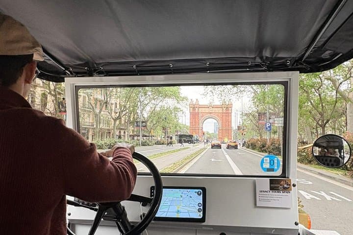 Guided Tour City, Park and Beach Barcelona Vintage Tuk Tuk Car