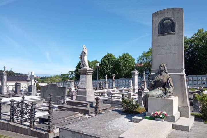 Guided Tour of the Cemetery of La Carriona in Aviles