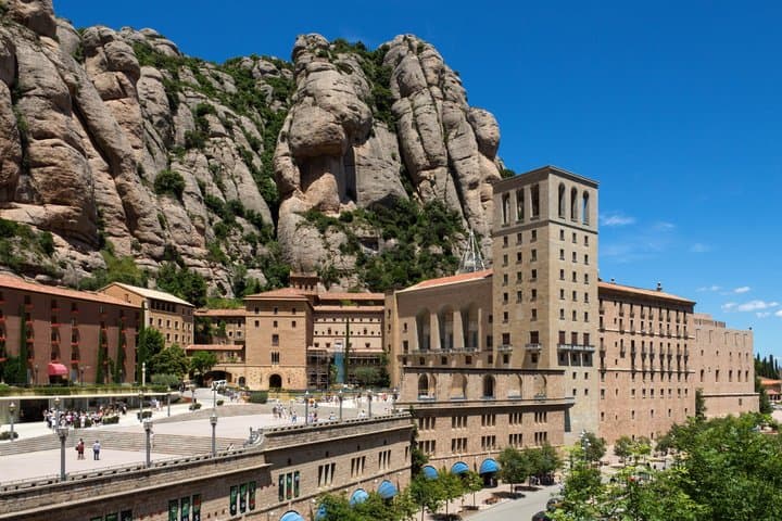 Private Montserrat Tour and Winery With Brunch From Barcelona