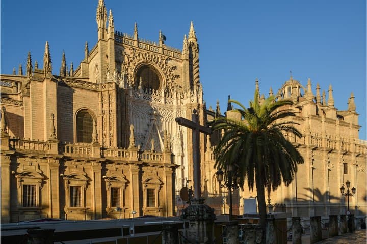 Tour Environments of the Royal Alcazar and Cathedral of Seville and Jewish