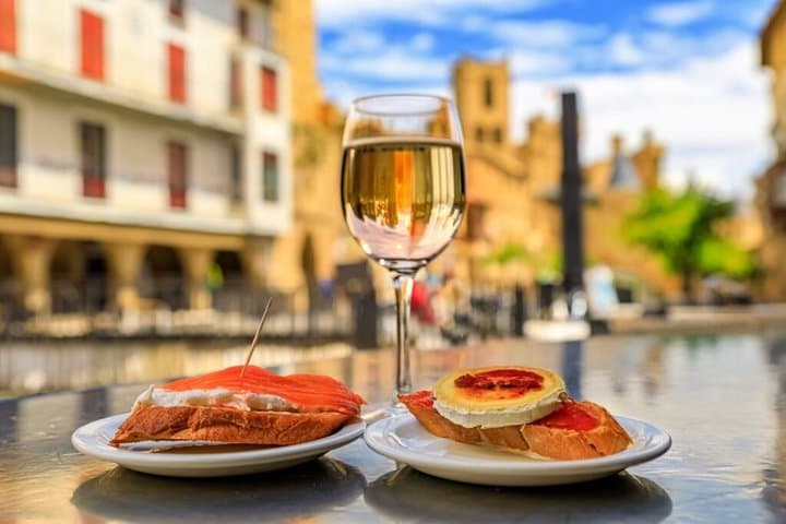 Private deluxe pintxos tour with Spanish Wines in San Sebastian