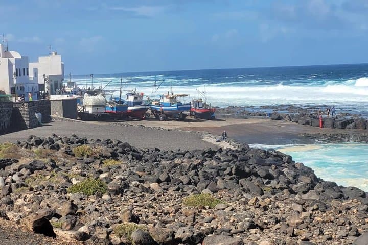 E-Road Bike Tour Lanzarote in El Golfo Green Lagoon
