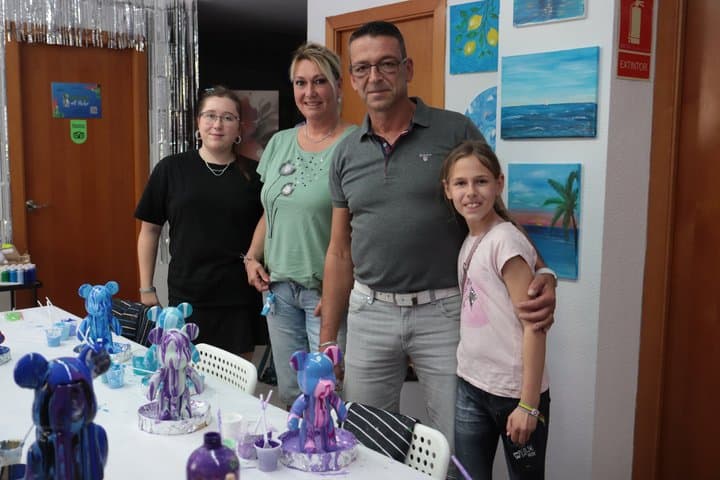 Fluid Art Workshop – Create Your Own Art Alicante Bear Art Studio