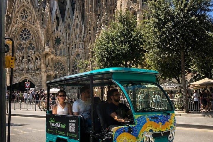 Barcelona Electric Tuk Tuk Private Tour with View