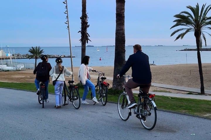 Barcelona Old Town and Seaside Bike Tour