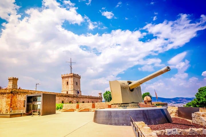 Private Montjuïc Castle and Poble Sec Tapas Tour