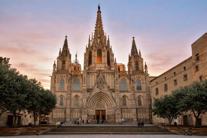 BCN Old Town Walk: Arc de Triomf & El Born Cultural Experience