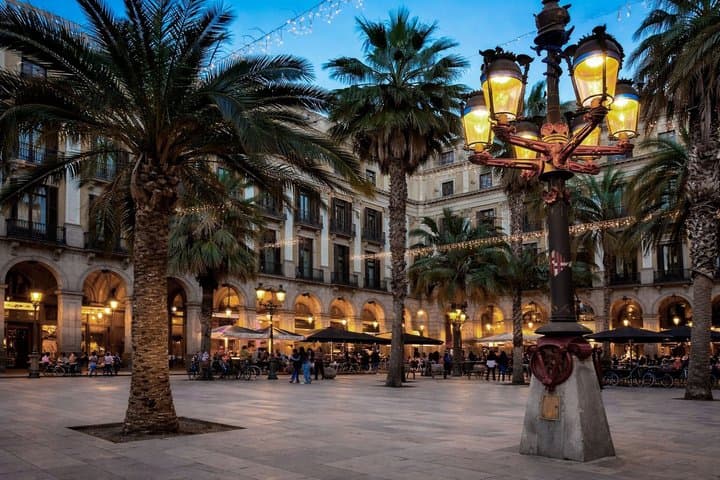 BCN Old Town Walk: Arc de Triomf & El Born Cultural Experience