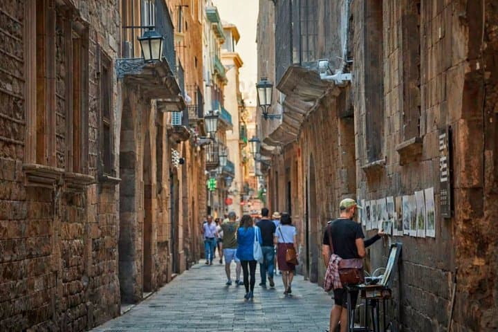 BCN Old Town Walk: Arc de Triomf & El Born Cultural Experience