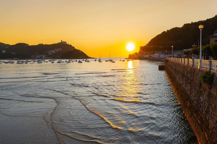 San Sebastián Sunset and Old Town Private Tour