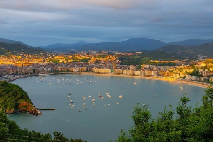 San Sebastián Sunset and Old Town Private Tour