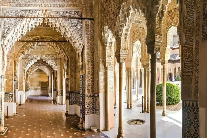 Alhambra and Nasrid Palace Entry Assistance and Tourist Train