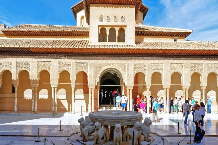 Alhambra and Nasrid Palace Entry Assistance and Tourist Train