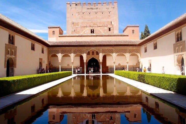 Alhambra and Nasrid Palace Entry Assistance and Tourist Train