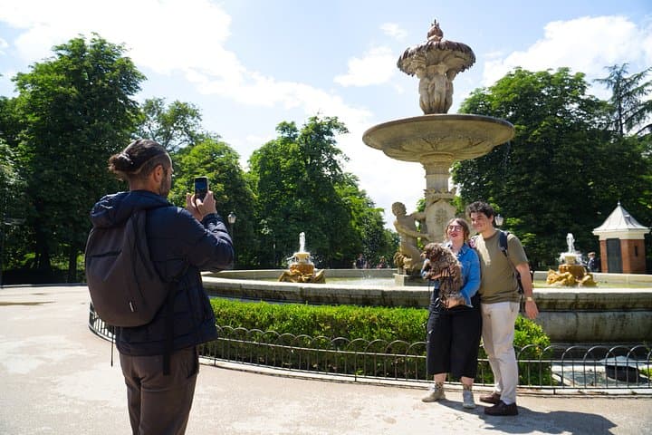 Madrid: Retiro park Secrets, Legends & Palaces Small Group Tour